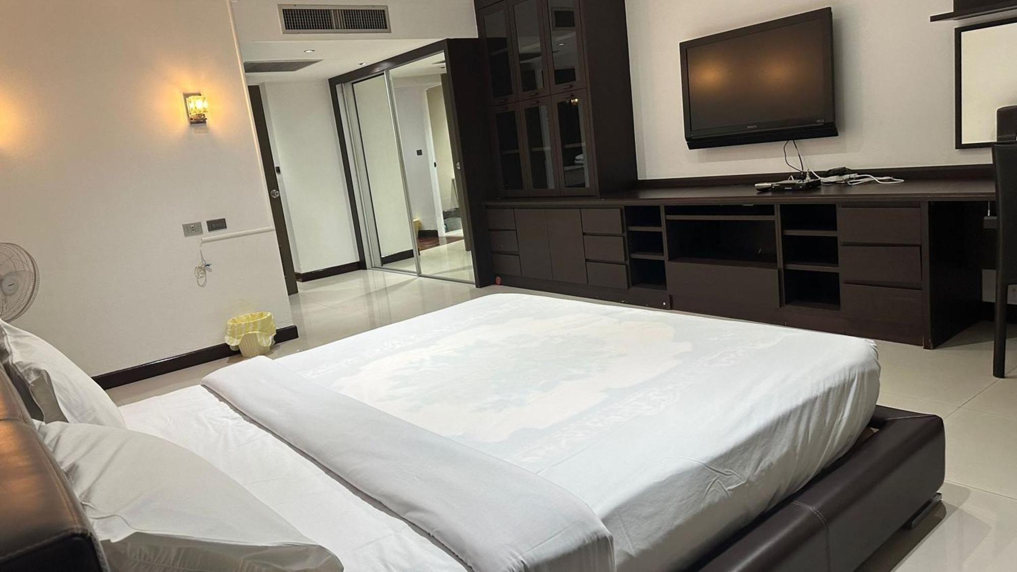 Omni Tower Sukhumvit Soi 4 Direct Apartment Банкок Екстериор снимка